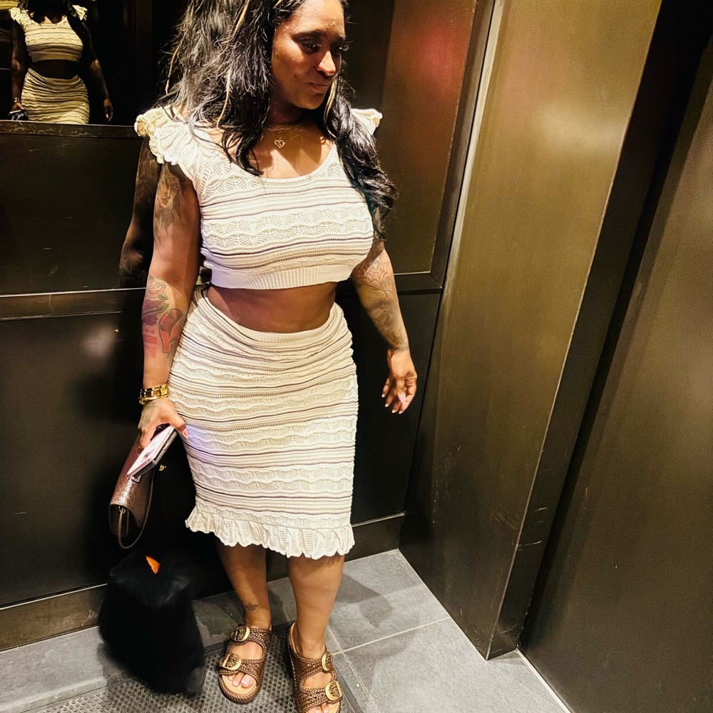 Comfortable Neutral Set - Picture 3 of 4